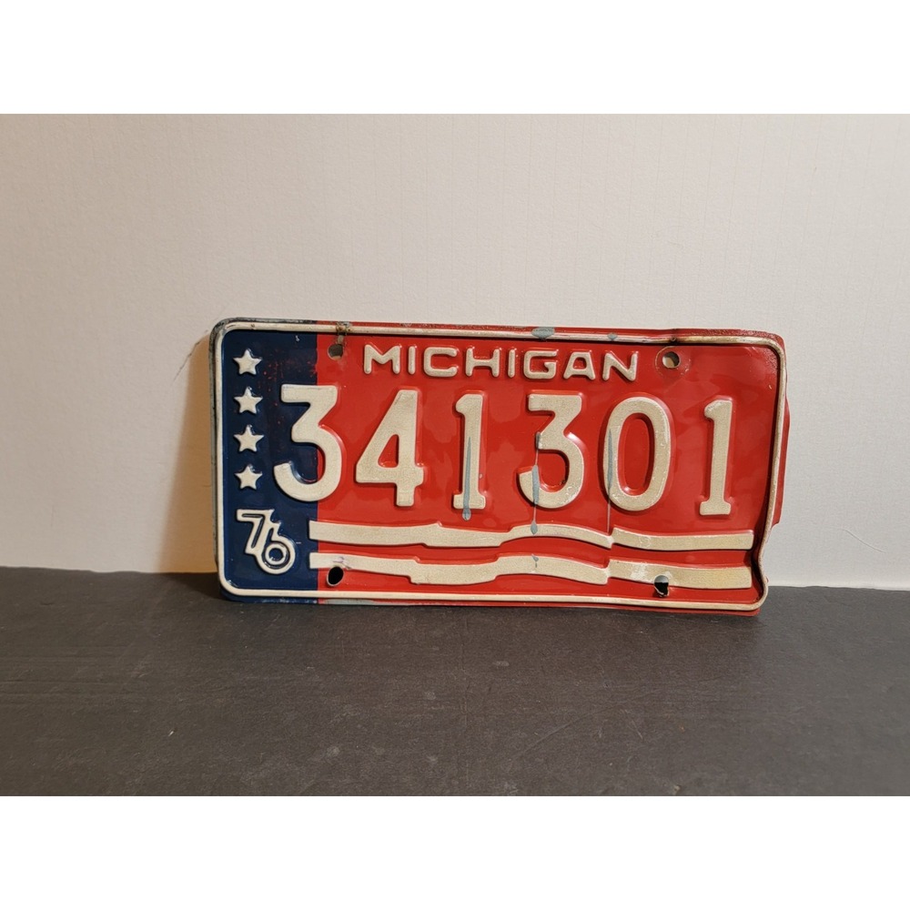Vintage 1976 Michigan License Plate (341 301) Bicentennial Red White Blue Art